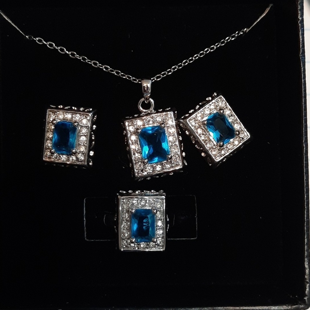 Necklace set blue stones New in box ❤️❤️💜💜